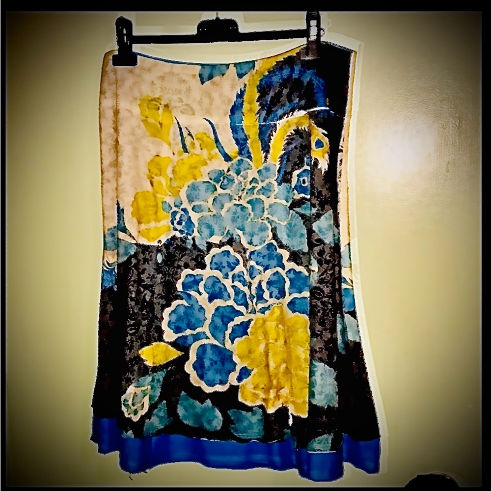 #231-M)Zoe D skirt beautiful & super soft w/ built in slip